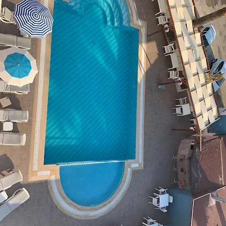 Holiday Hotel *