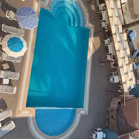 מלון Holiday Hotel