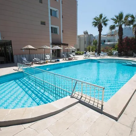 Holiday Hotel מלון *