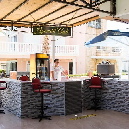 Holiday Hotel מלון *