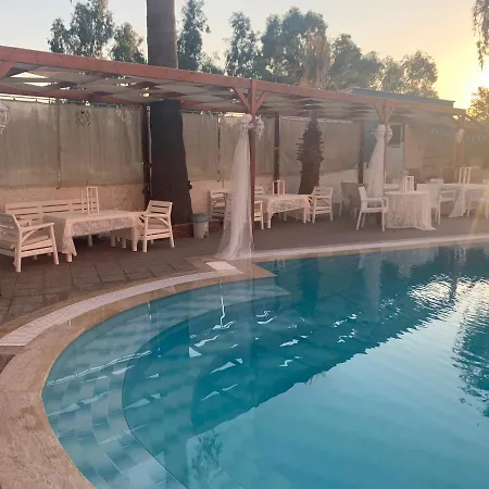 Ξενοδοχείο Holiday Hotel
